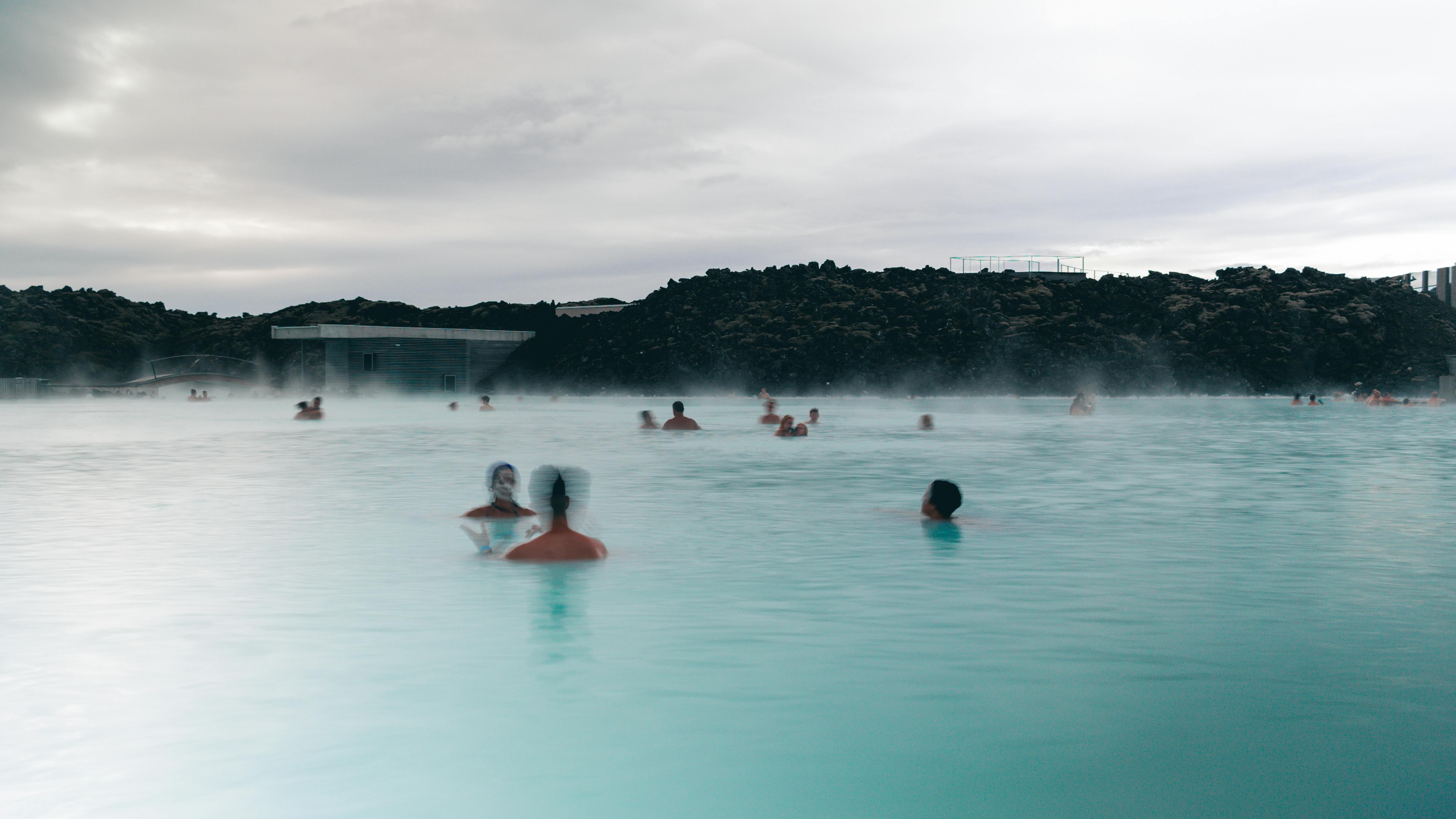 personas bañándose en aguas termales en Islandia