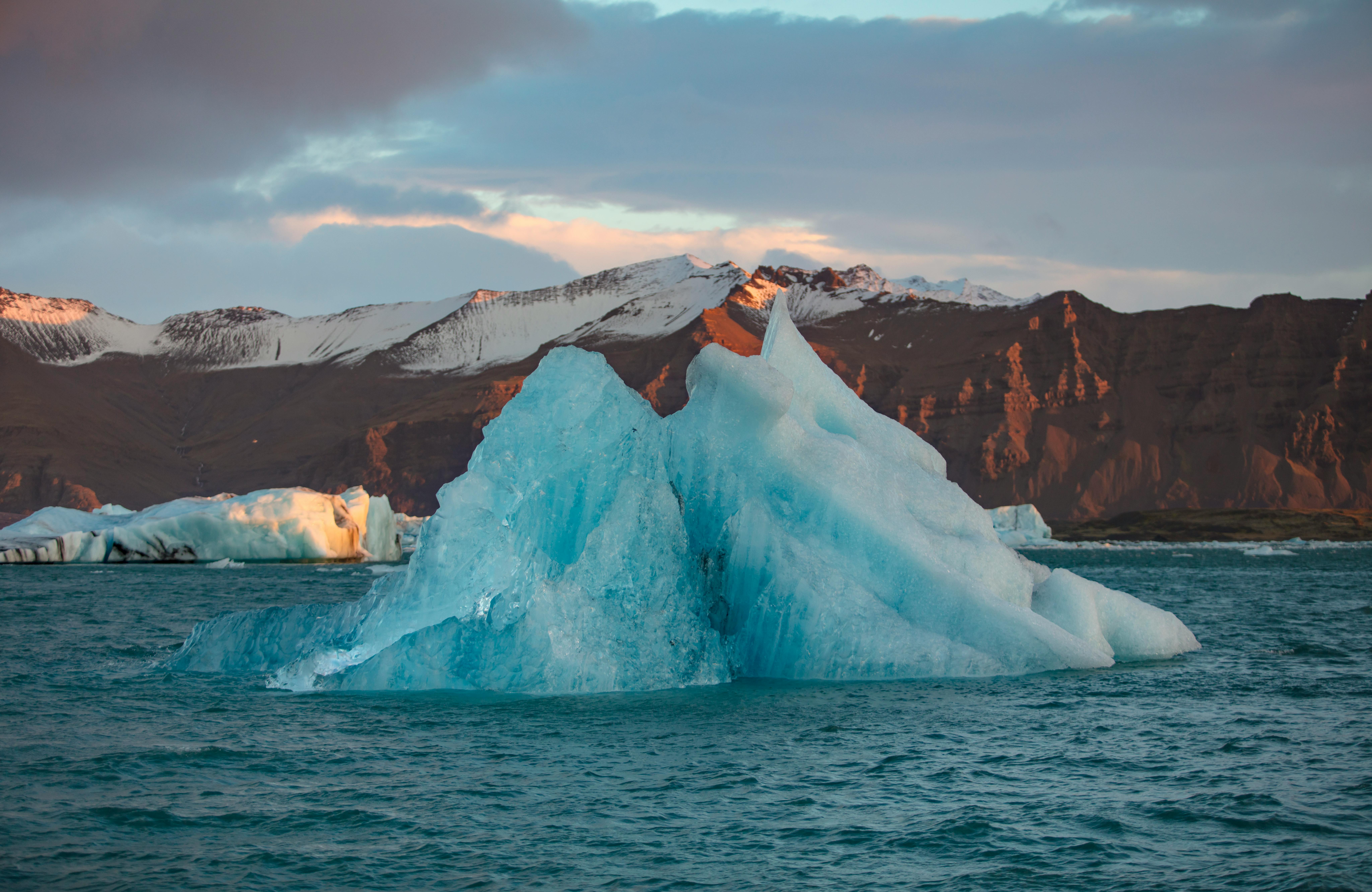 glaciar en medio del agua en islandia